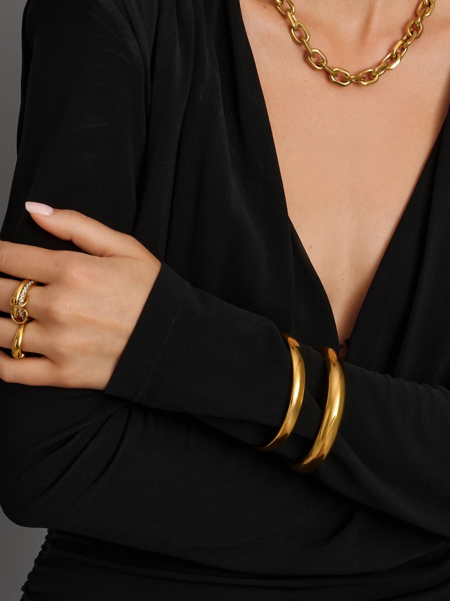 Nialaya Classic 8mm Round Bangle In Gold 2 Nialaya Classic 8mm Round Bangle In Gold - Image 2