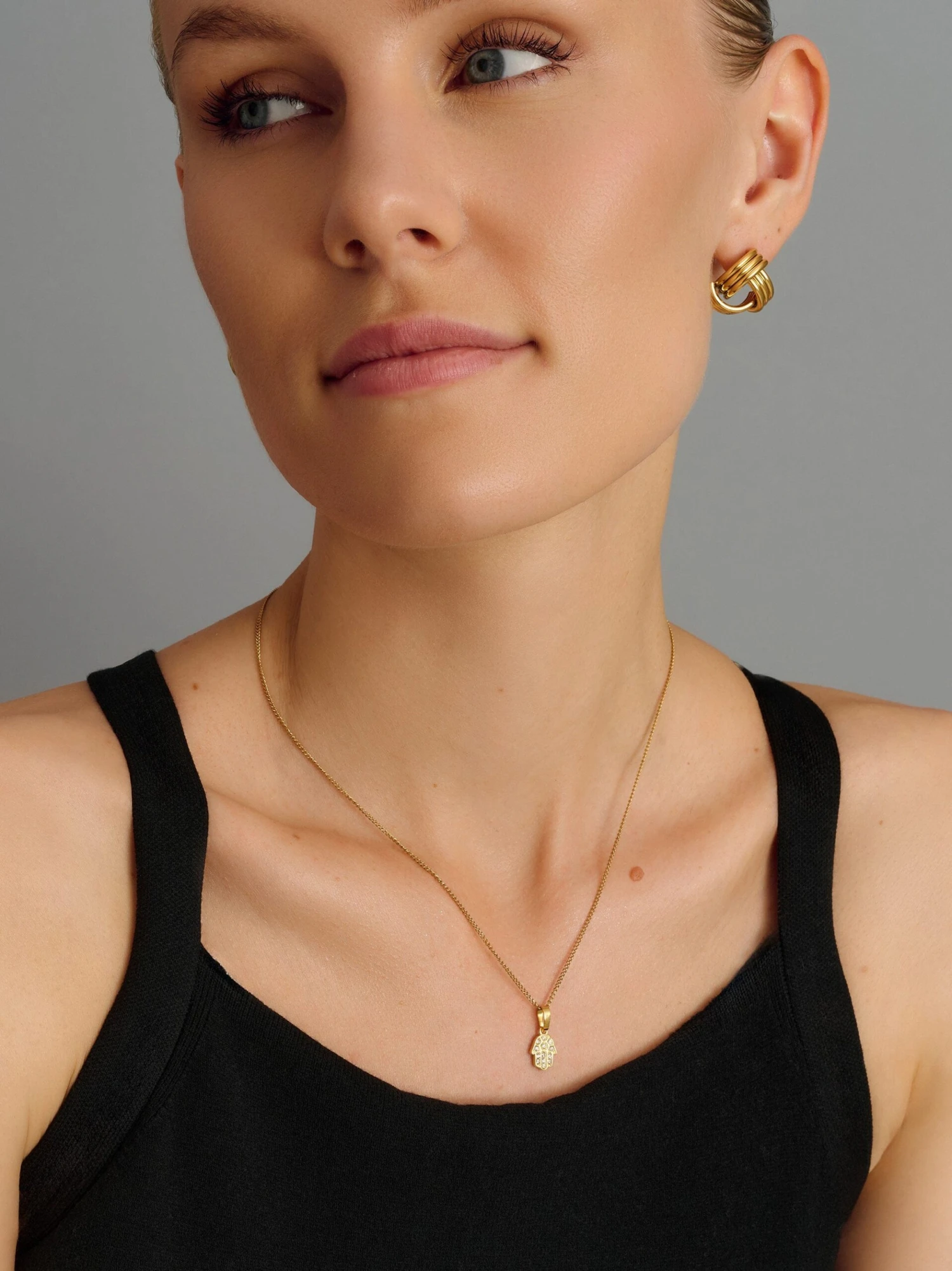 Nialaya Women's Mini Hamsa Hand Necklace In Gold 2 Nialaya Women's Mini Hamsa Hand Necklace In Gold - Image 2